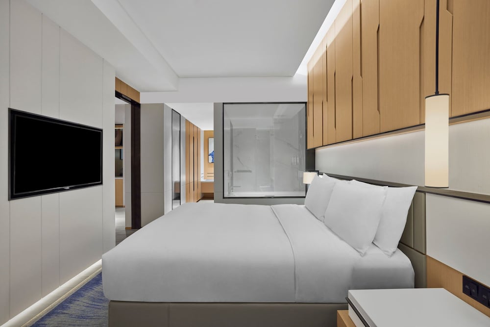 Executive Suite, 1 King Bed, City View - Photo 3