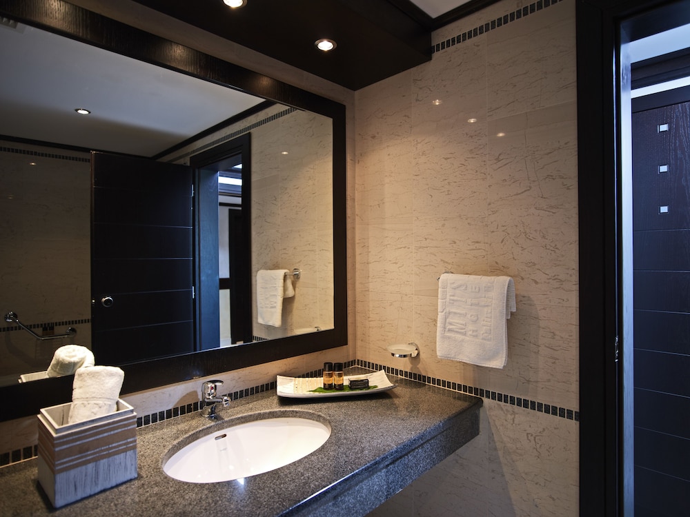 Standard Twin Room (Land View) - Photo 4