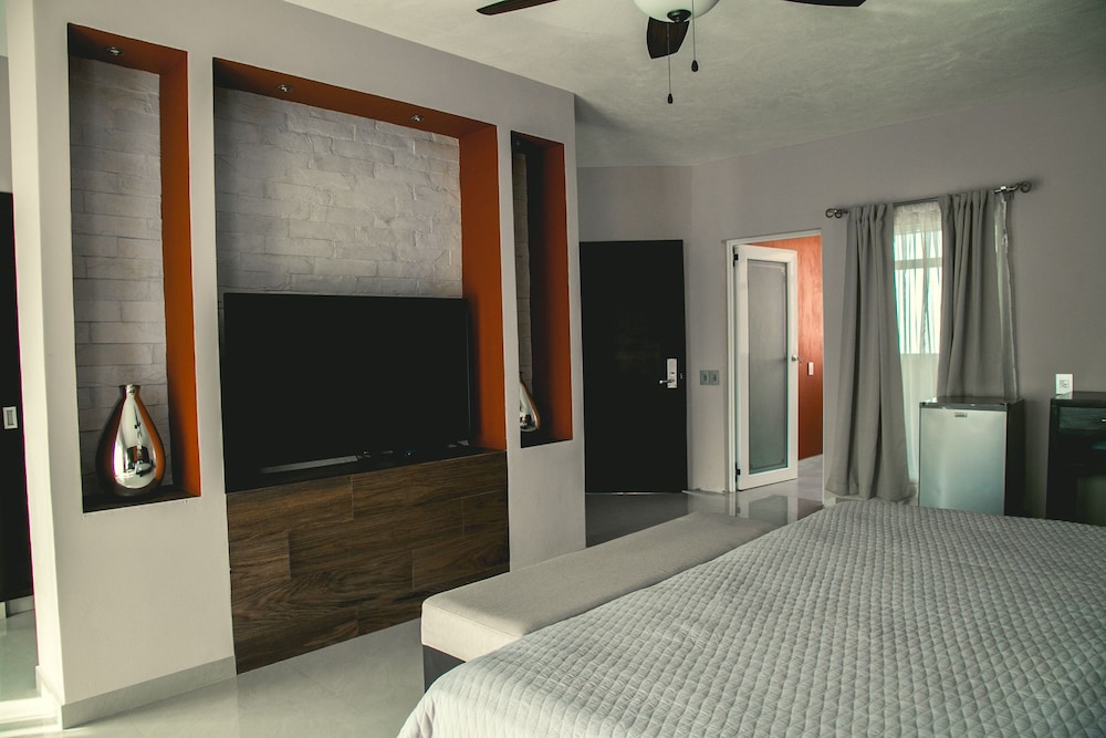 Honeymoon Suite, 1 King Bed, Hot Tub, Tower photo 3