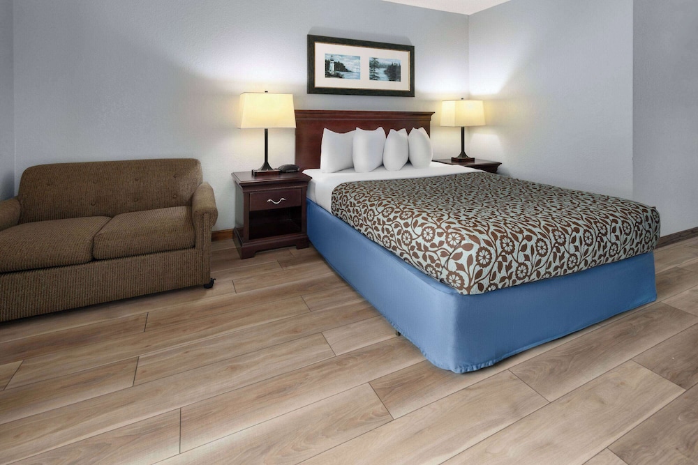 Standard Room, 1 Queen Bed, Accessible - Photo 3