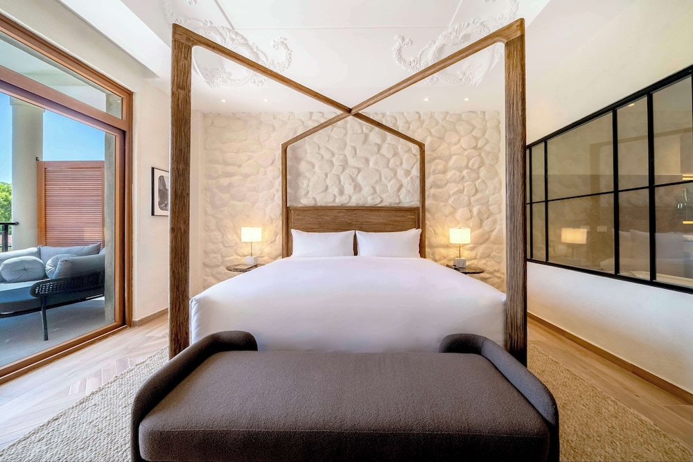 Suite, 1 King Bed photo 2