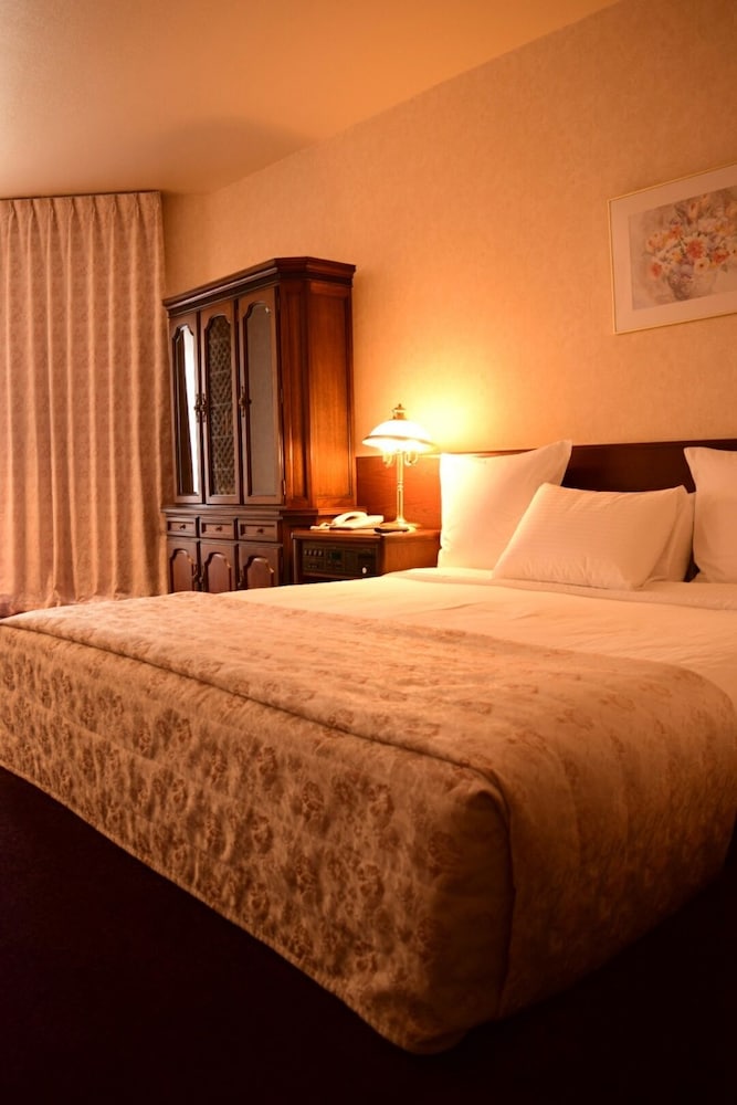 Deluxe Studio, 1 King Bed, Mountain View photo 2
