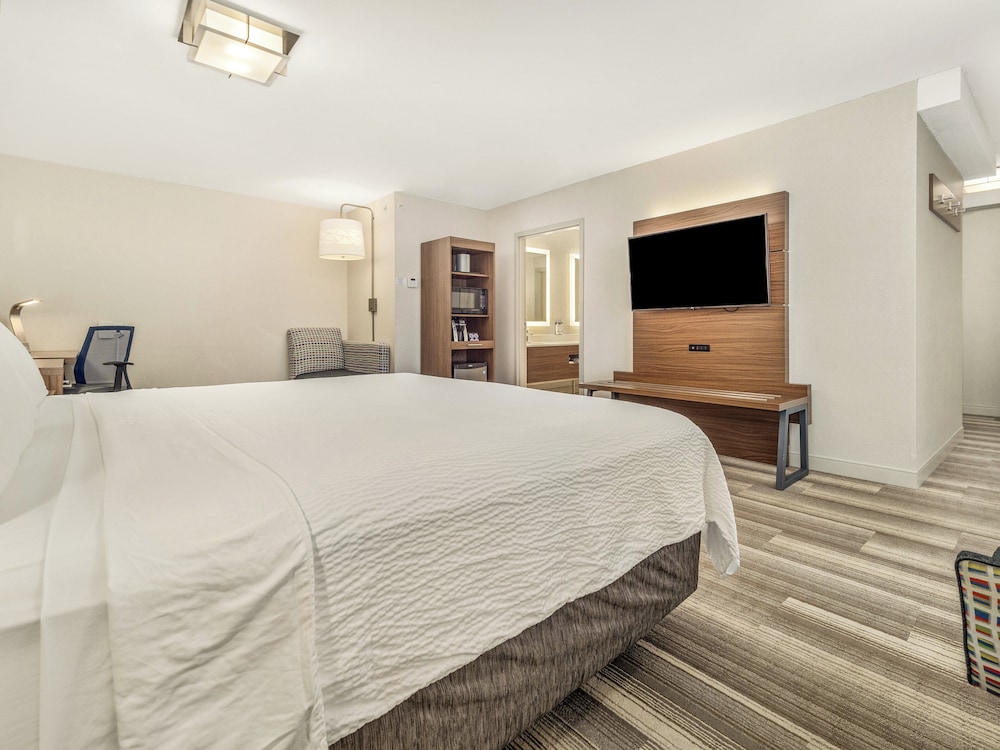 Standard Room, 1 King Bed (Extra Floor Space) photo 2