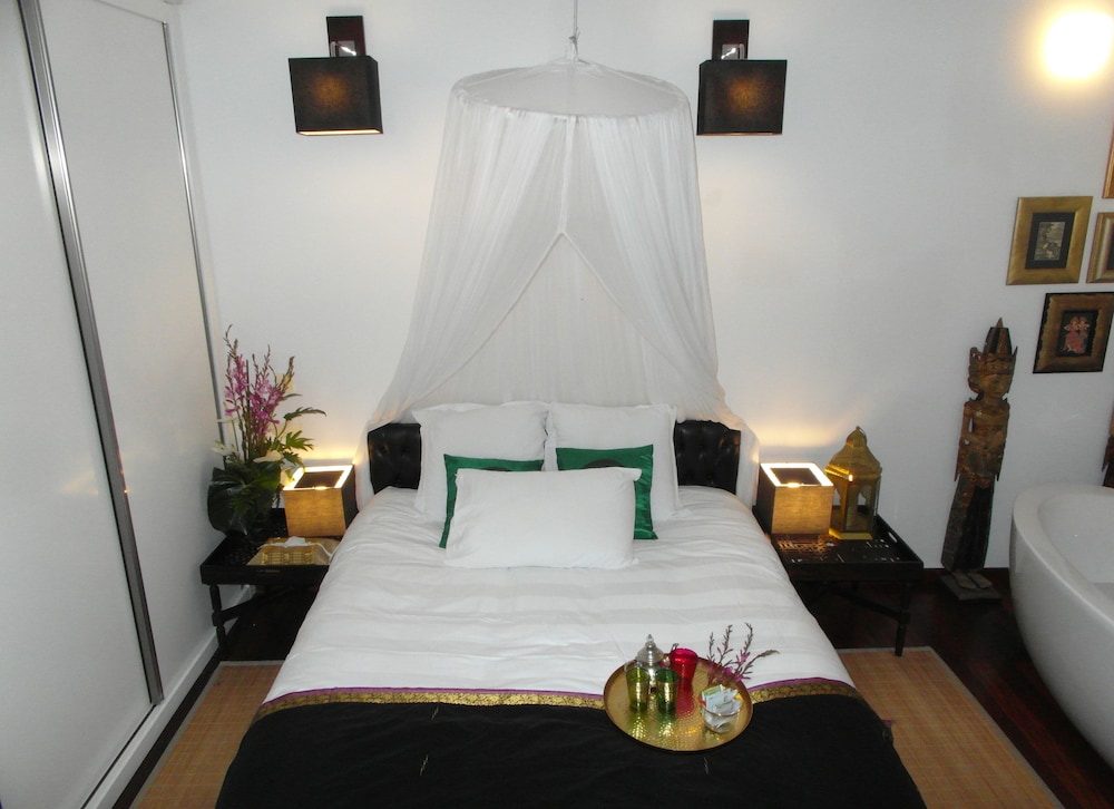 Honeymoon Double Room, Bathtub
