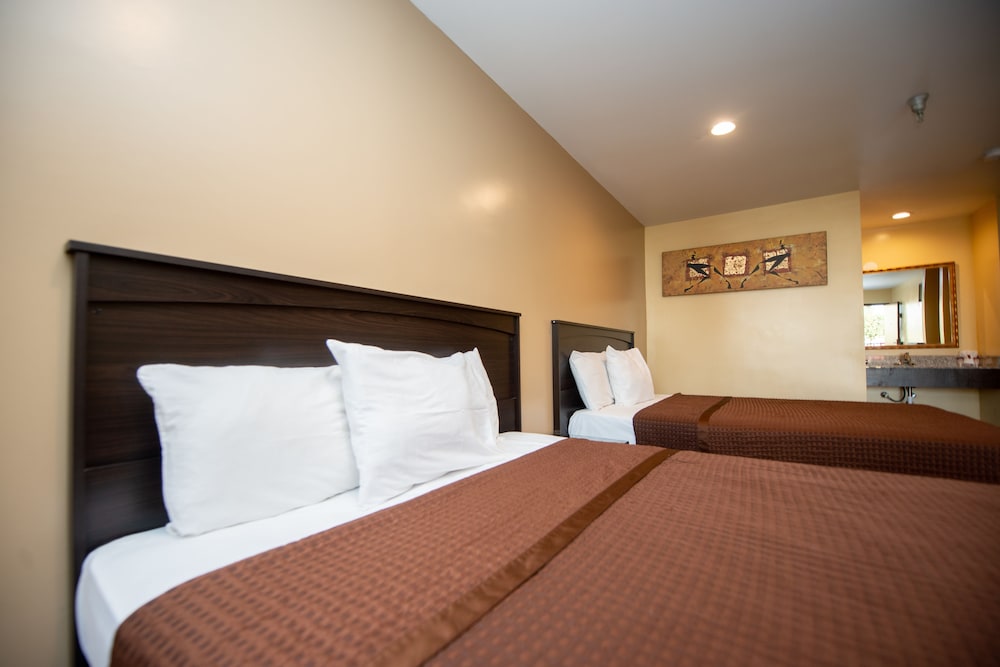 Classic Double Room, 2 Queen Beds photo 2