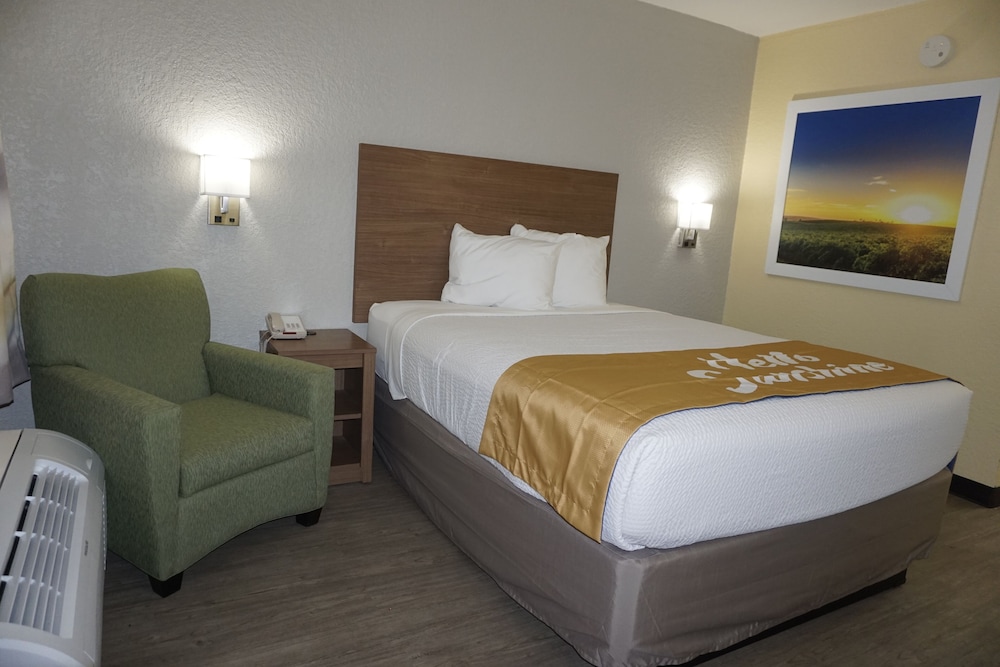 Basic Room, 1 Queen Bed, Non Smoking - Photo 3