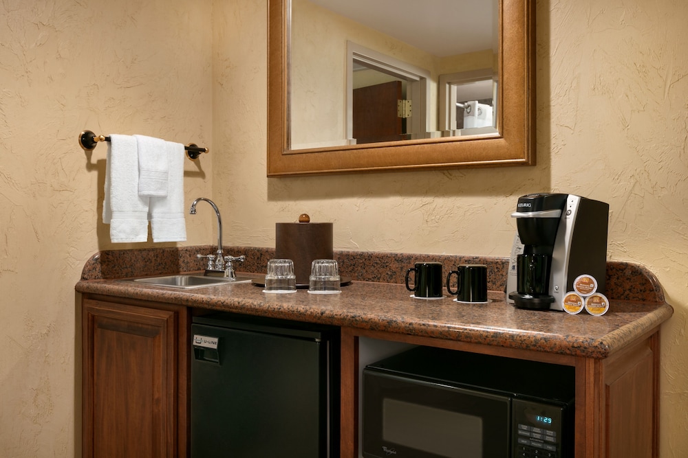 Lakefront Ambassador King suite - Photo 5