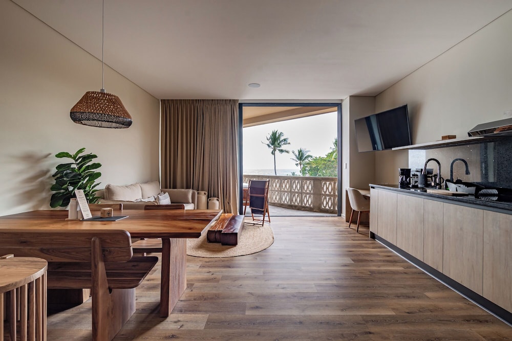Luxury Studio Suite, Beach View photo 3