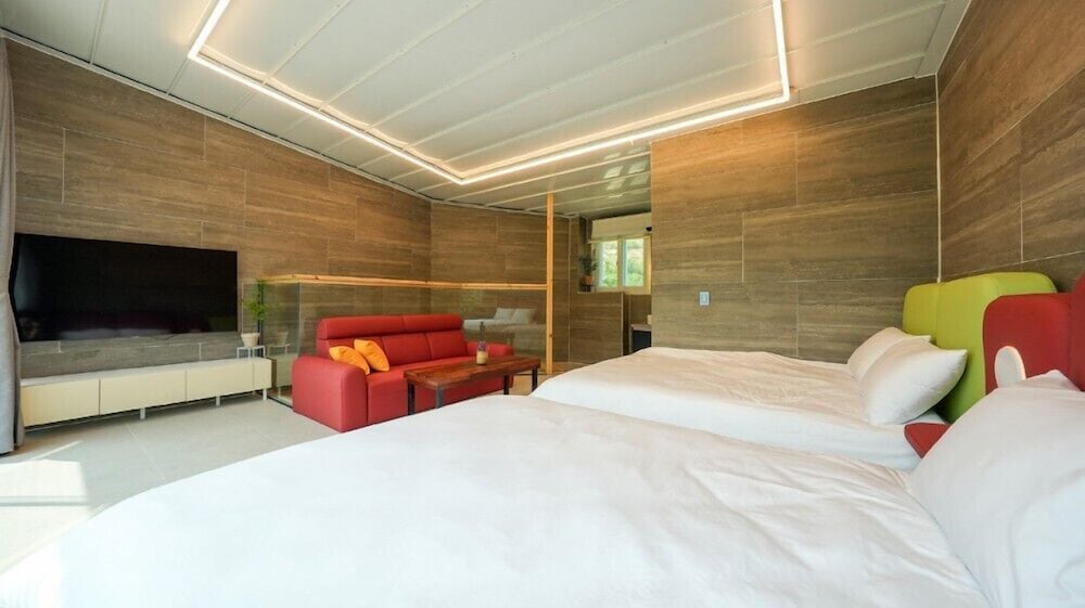 Room (F2) - Photo 6