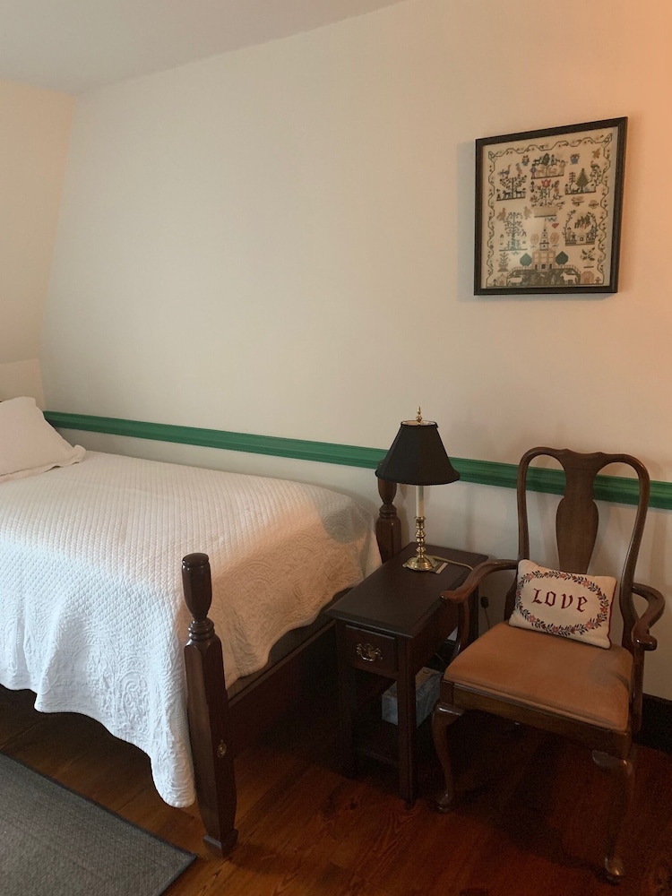 Twin Room, 2 Twin Beds, Private Bathroom (Green Room) photo 2
