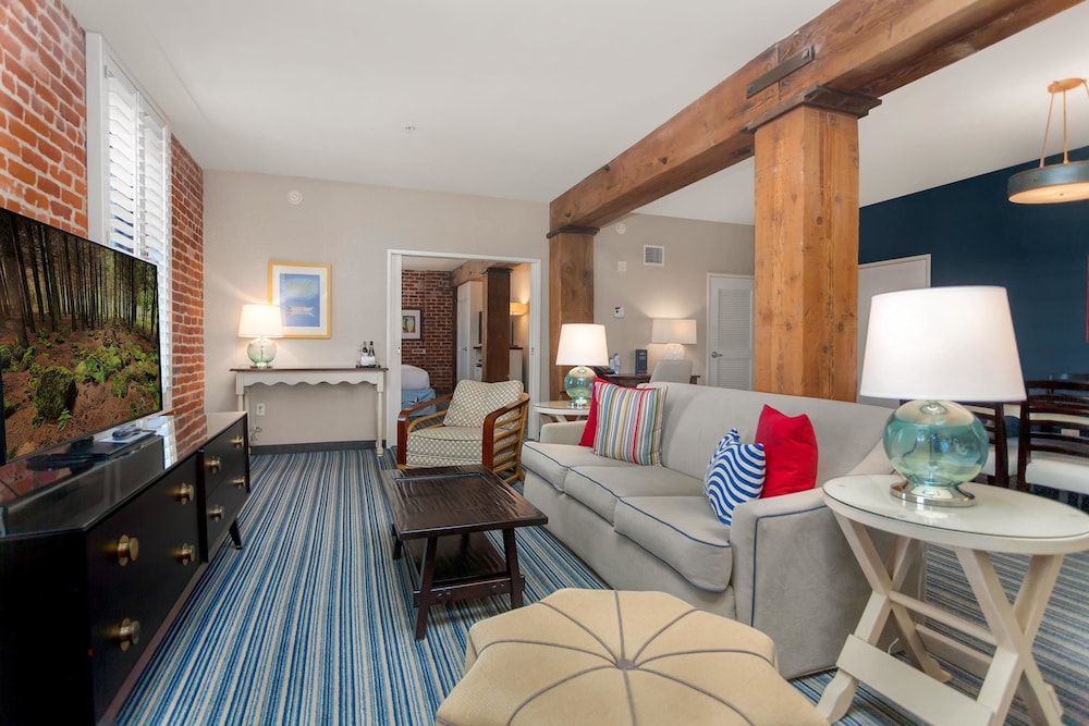Suite, 1 King Bed, Mobility Accessible - Photo 4