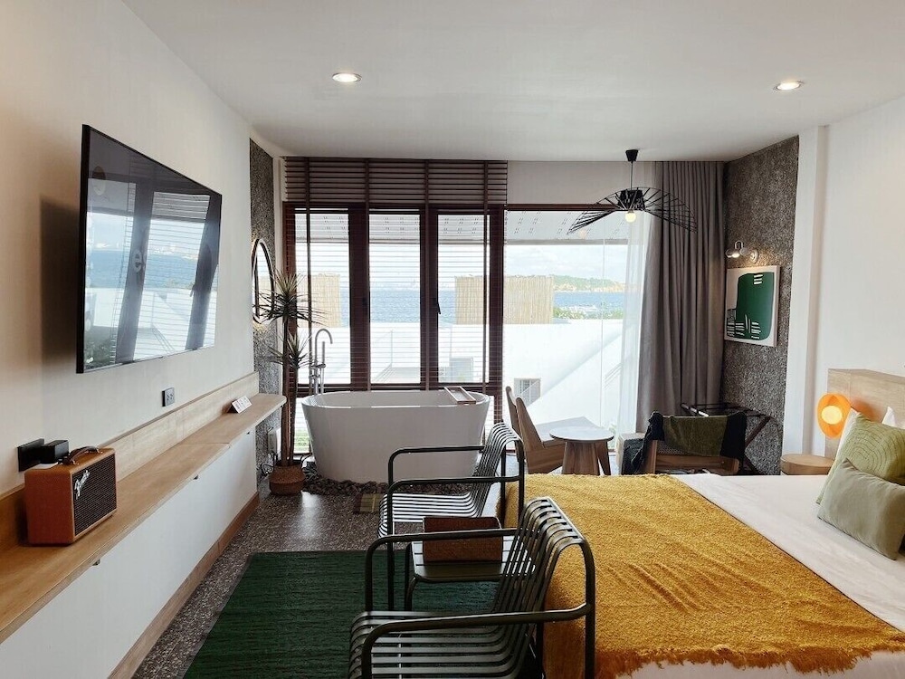 Arctic Sea View With Tub - Photo 3
