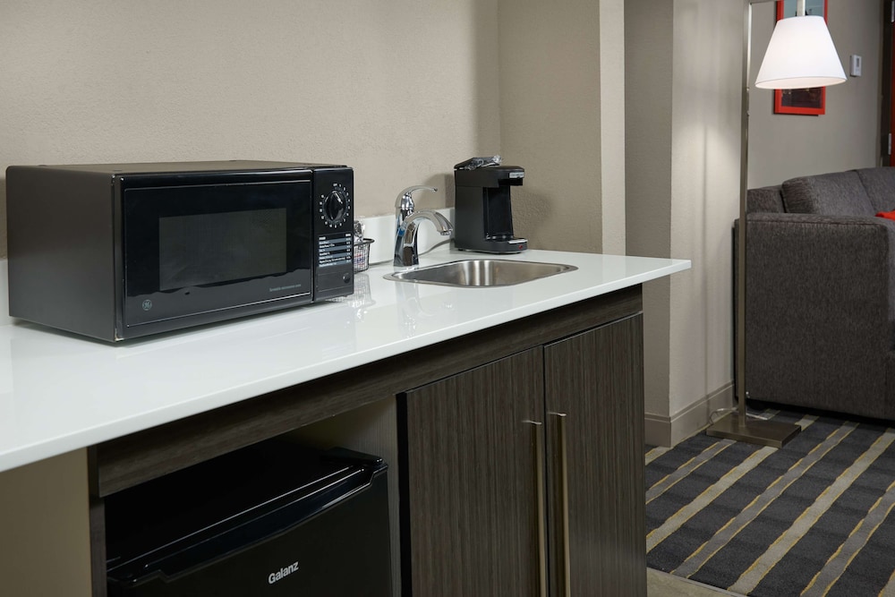 Suite, Accessible, Non Smoking - Photo 9