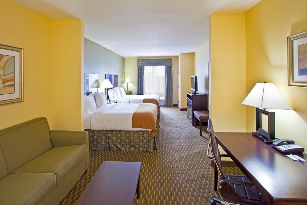 Suite, Multiple Beds (Addl Lvng Area) - Photo 1