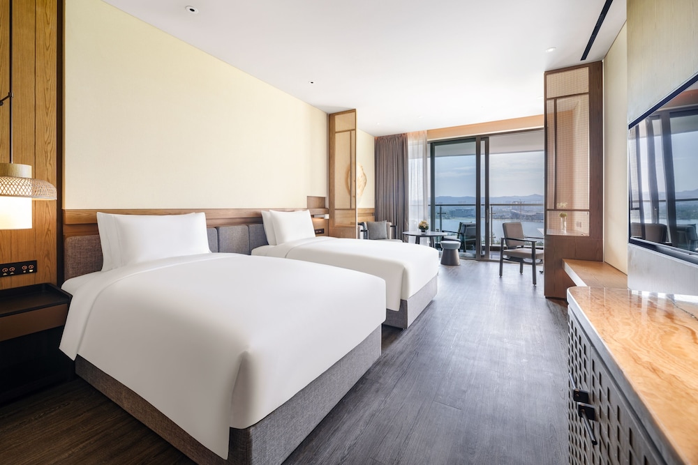 2 Twin Beds with Lake View, Premium photo 1