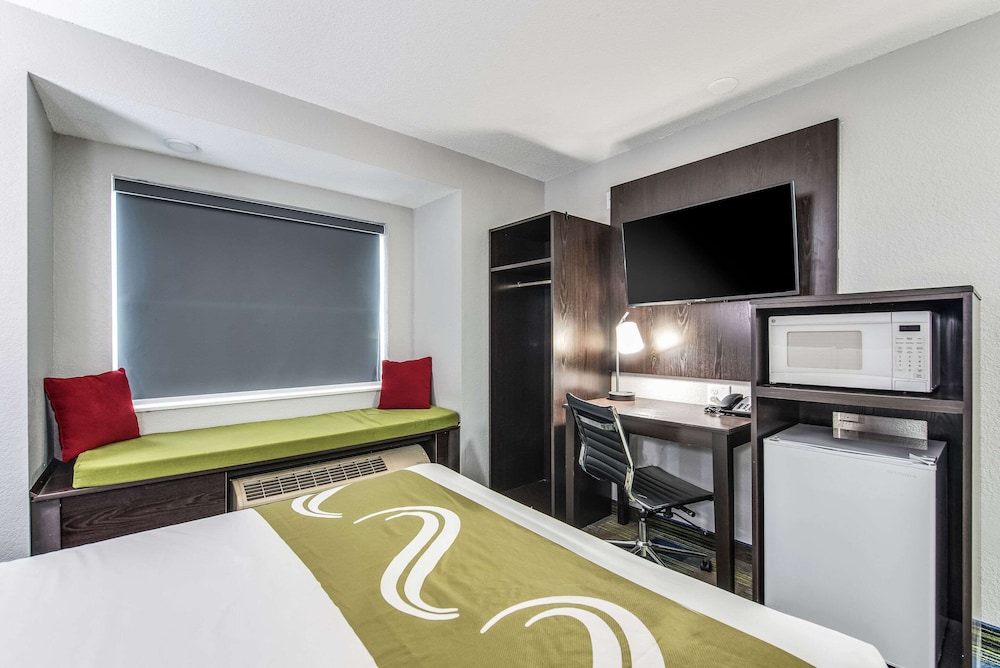 Standard Room, 1 Queen Bed, Non Smoking - Photo 9