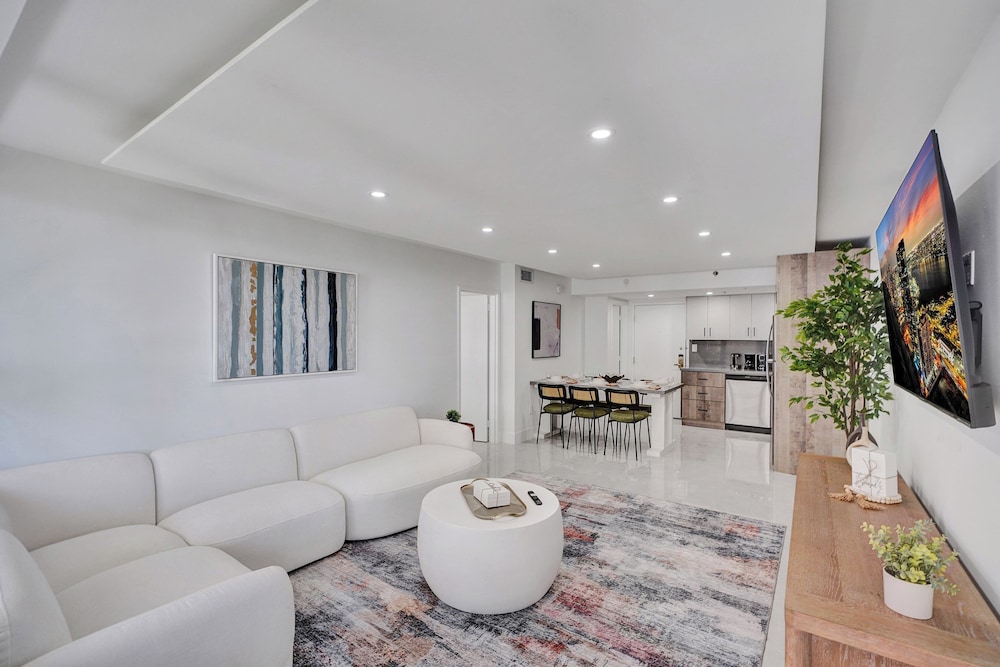 Bright Beachside Family 4 BDR 2 BA 616