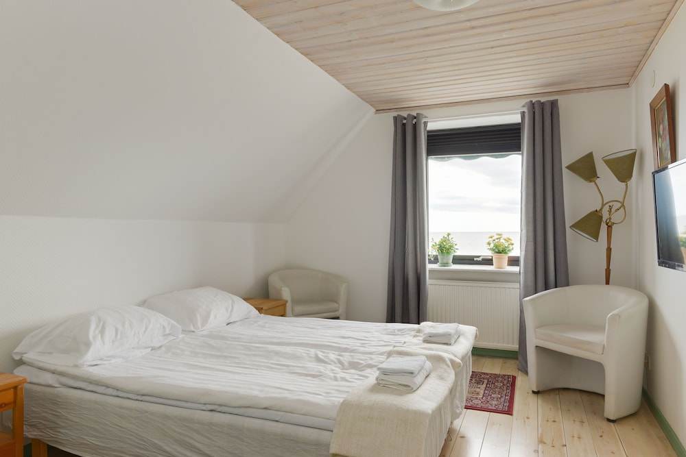 Twin Room, Ensuite, Sea View photo 1