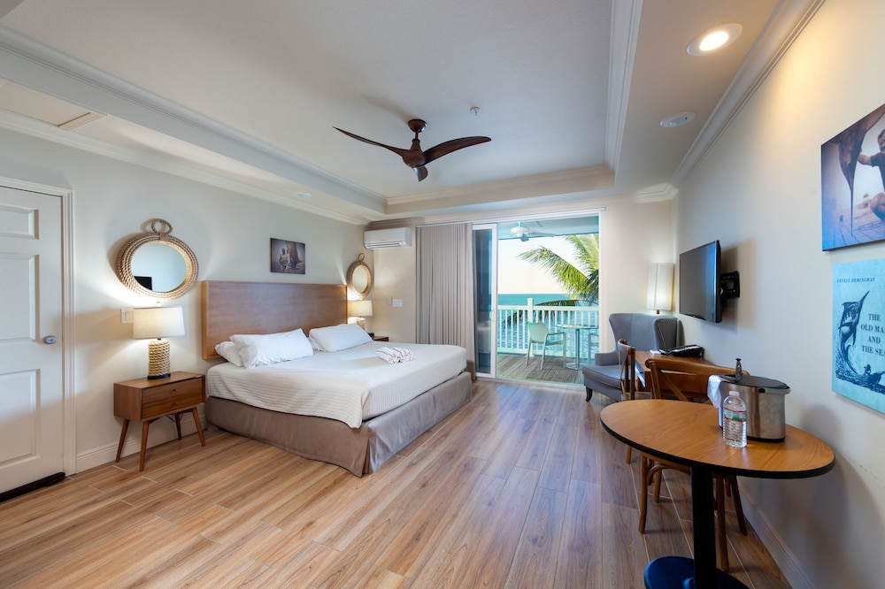 Accessible Premium Waterfront with King Bed Non-Smoking photo 3