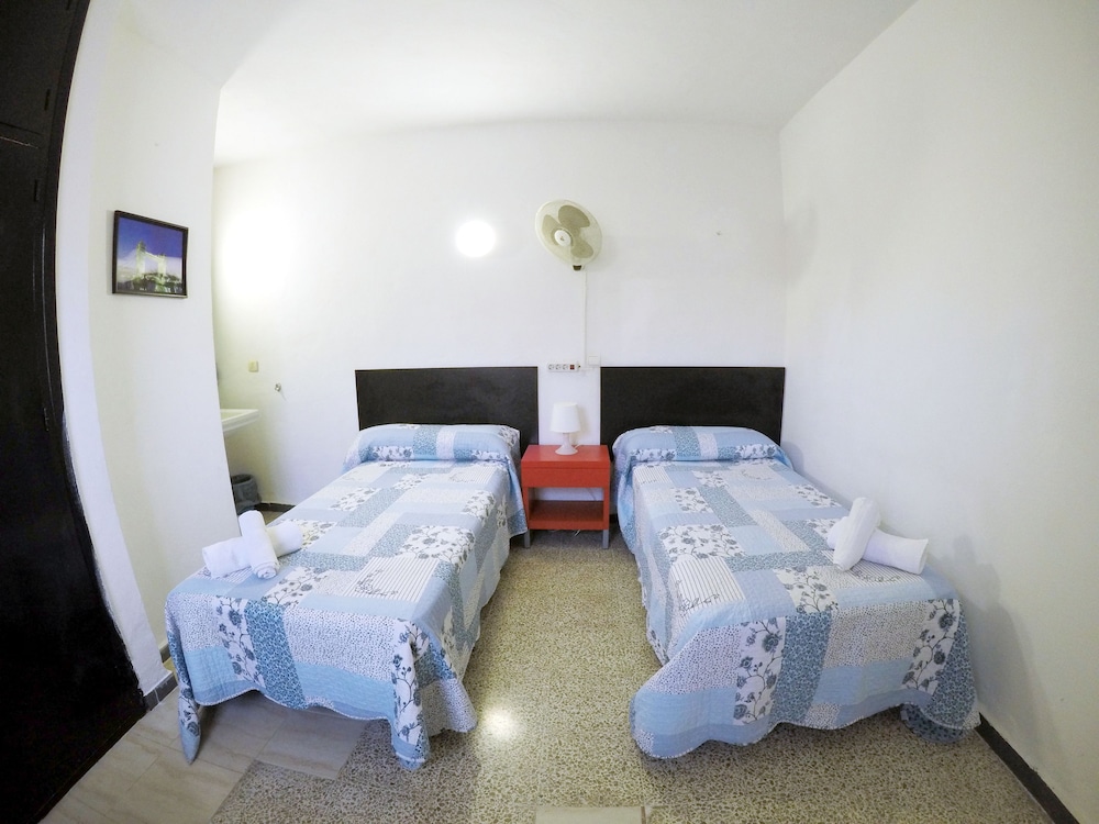 Cama doble con ducha y baño compartido