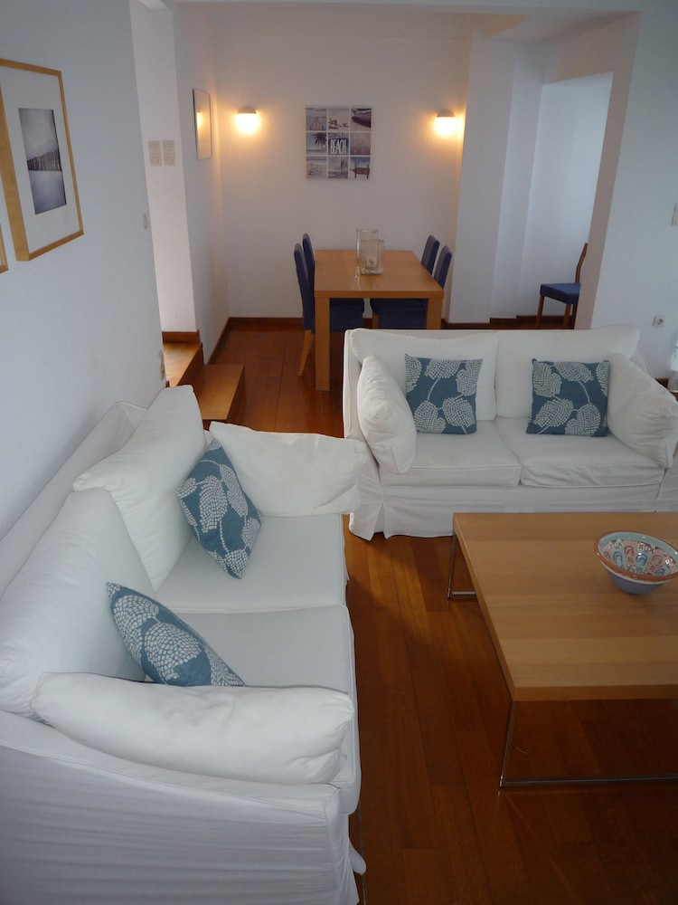 House, 2 Bedrooms photo 2