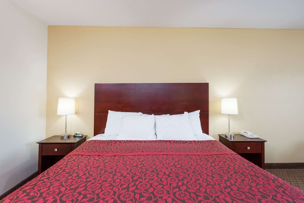 Room, 1 King Bed, Accessible - Photo 2