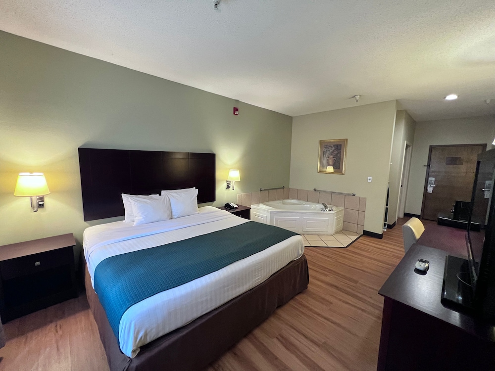 Room, 1 King Bed, Non Smoking (Jetted Tub) photo 1