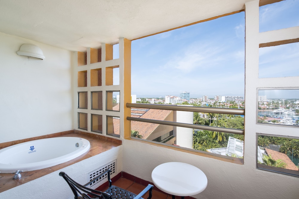 Studio, 1 King Bed, Jetted Tub - Photo 5
