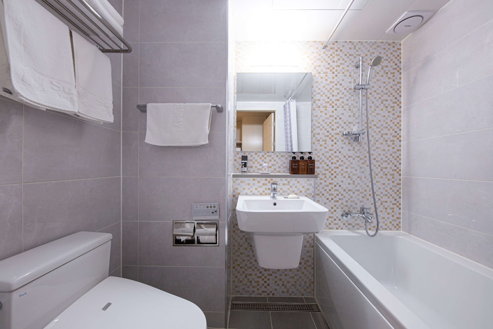 Deluxe Room, 1 Double Bed, Non Smoking, Refrigerator & Microwave - Photo 13