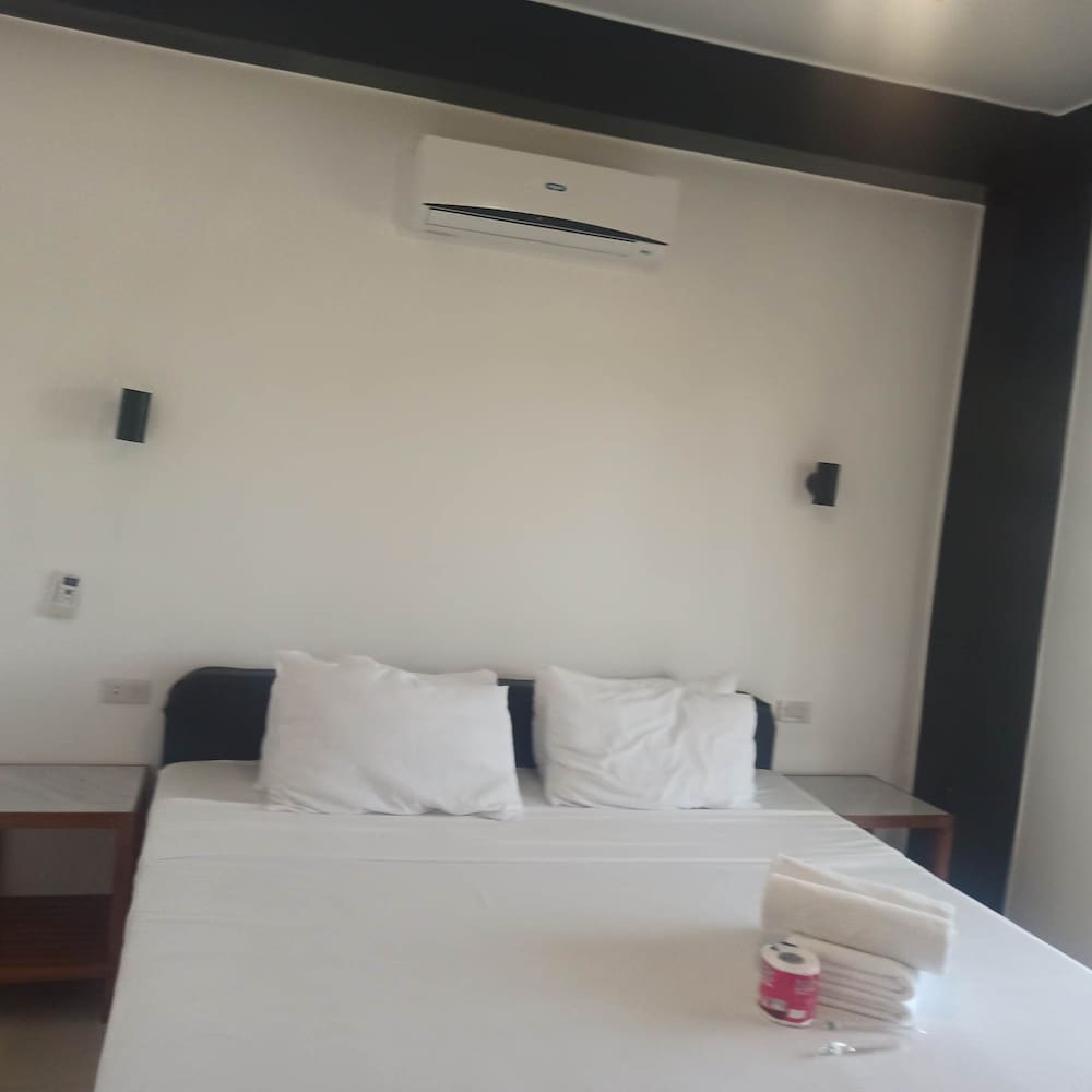 2 Bedroom Apartment with Lounge and Kitchen photo 2