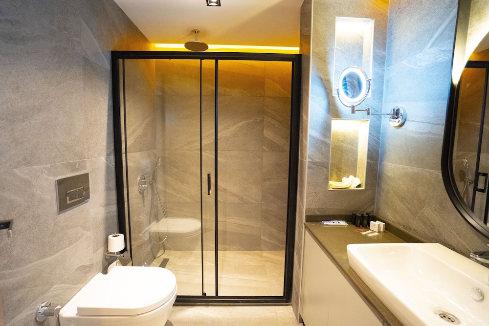 Elegance Deluxe with Jacuzzi thumbnail 6