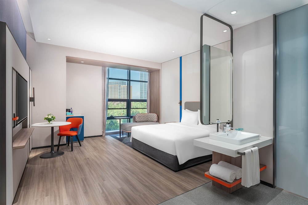Standard Room, 1 King Bed, City View (Extra Floor Space) photo 1