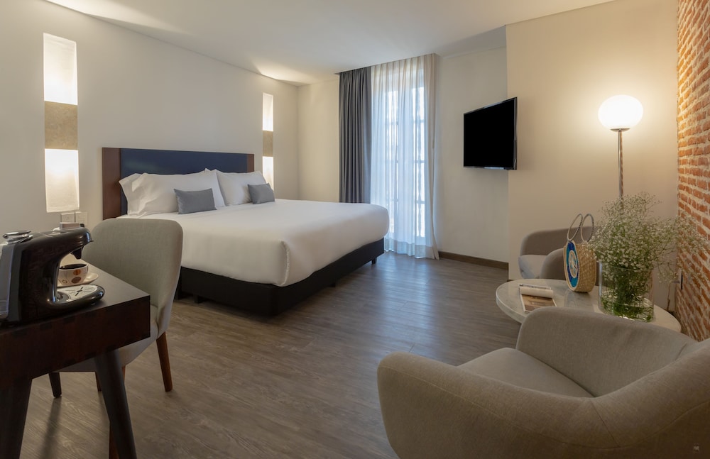Classic Room, 1 King Bed, Non Smoking - Photo 1