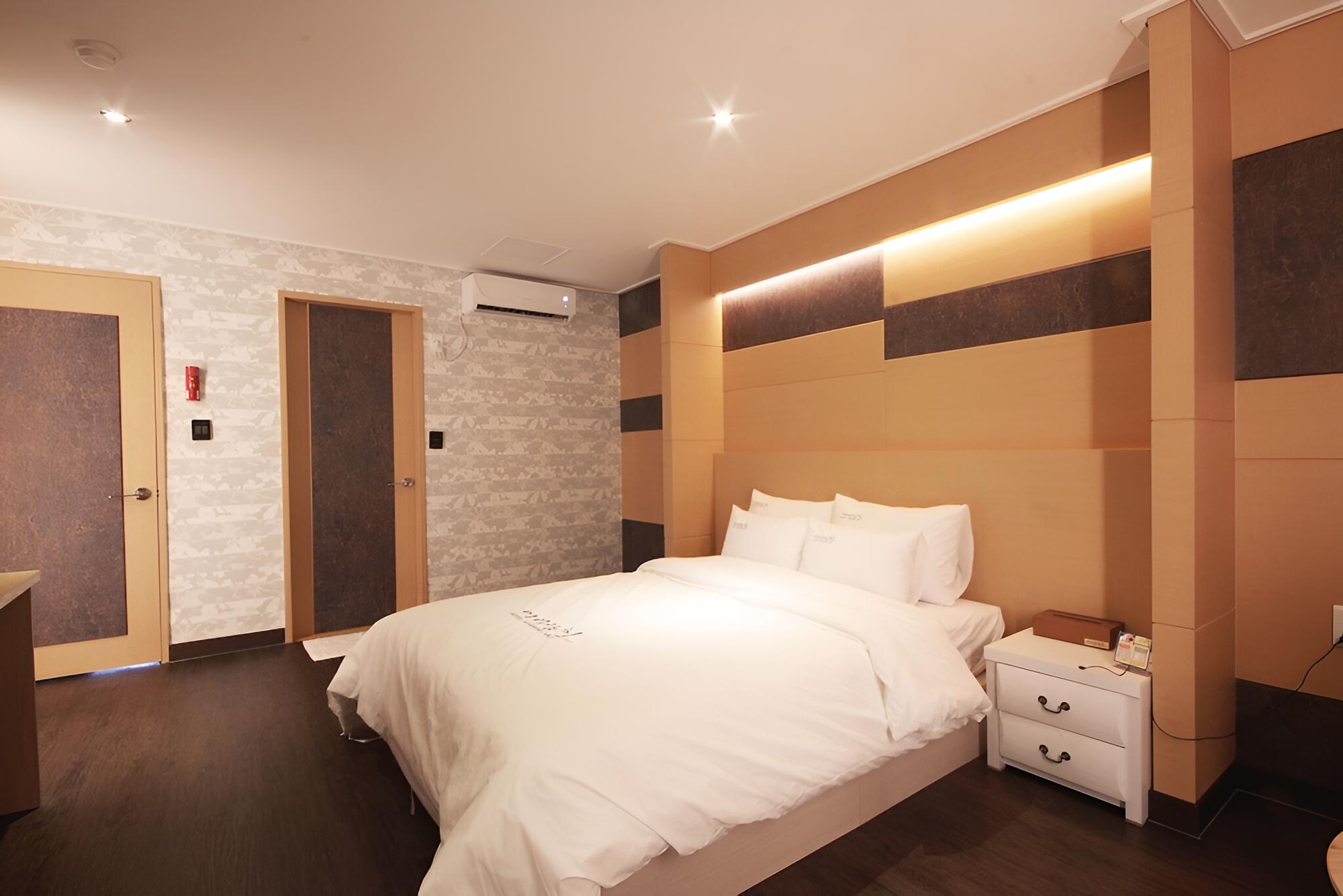 Room (Standard Room) - Photo 9