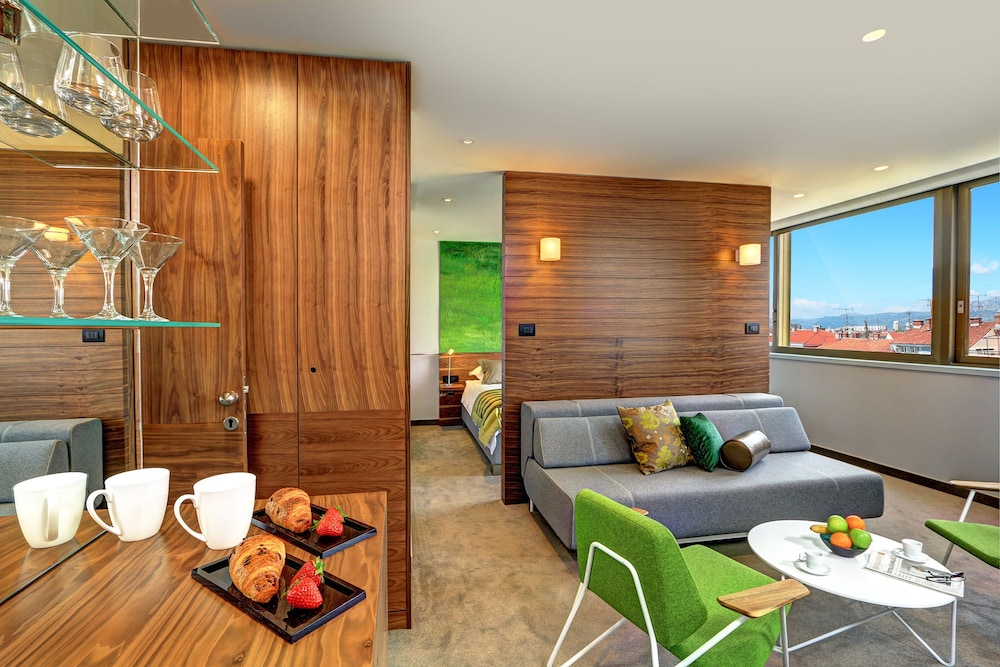 Superior Suite, City View