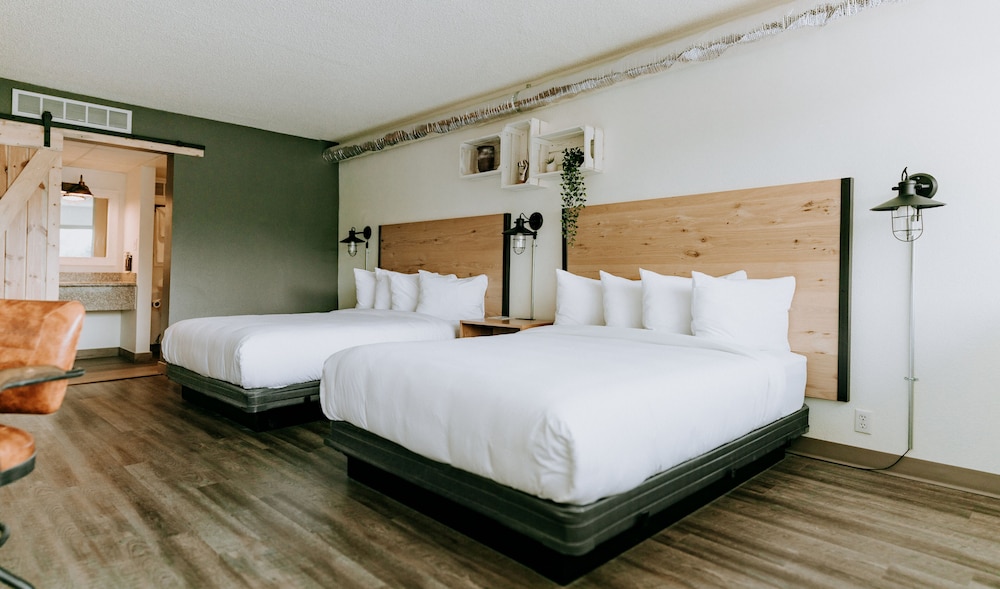 Deluxe Room, 2 Queen Beds, Non Smoking