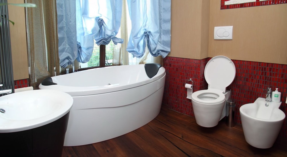 Deluxe Double Room, 1 King Bed, Jetted Tub, Sea View photo 2