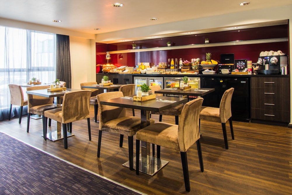Premium Room, 1 King Bed, Club Lounge Access (Club Floor) - Photo 11