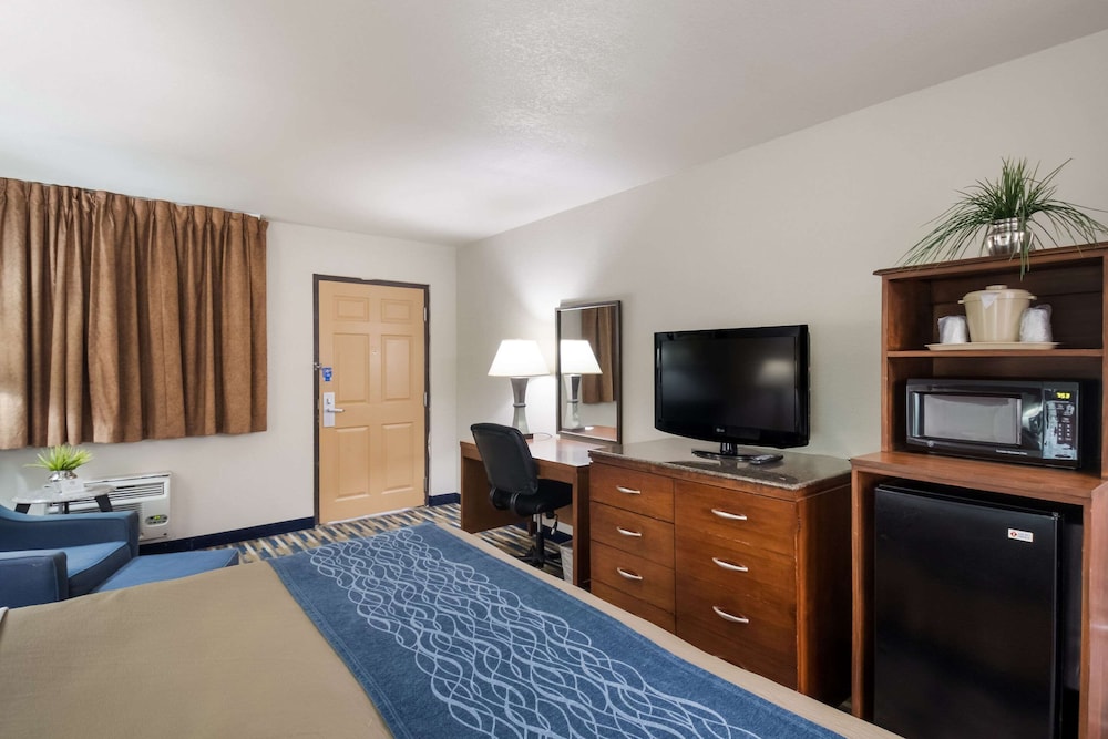 Standard Room, 1 King Bed, Non Smoking - Photo 4