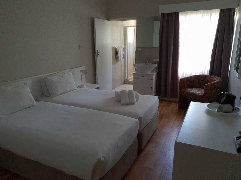 Room, 2 Double Beds photo 3