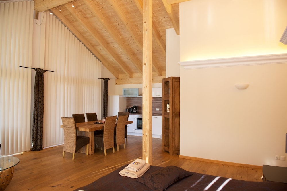 Deluxe Suite, 1 King Bed, Bathtub, Mountain View photo 2