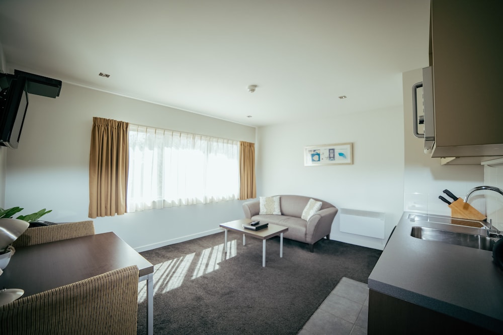 One Bedroom Suite with Spa Bath photo 1