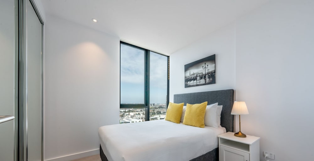 Sky High 3 Bedroom 2 Bathroom Apartment with Stadium & Harbour Views - Photo 2