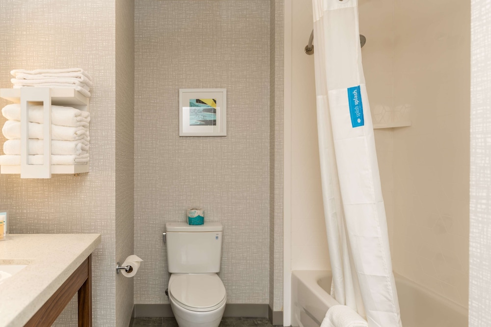 Room, 2 Queen Beds, Accessible, Bathtub (Mobility & Hearing) - Photo 15