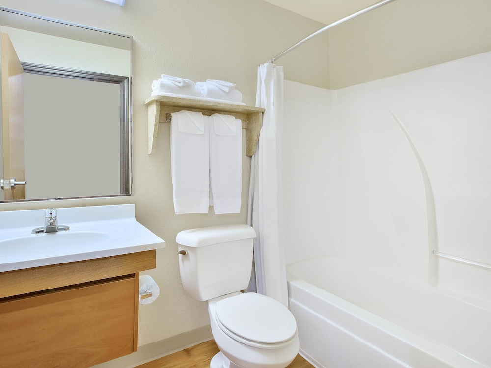 Standard Room, 1 Queen Bed, Non Smoking - Photo 8