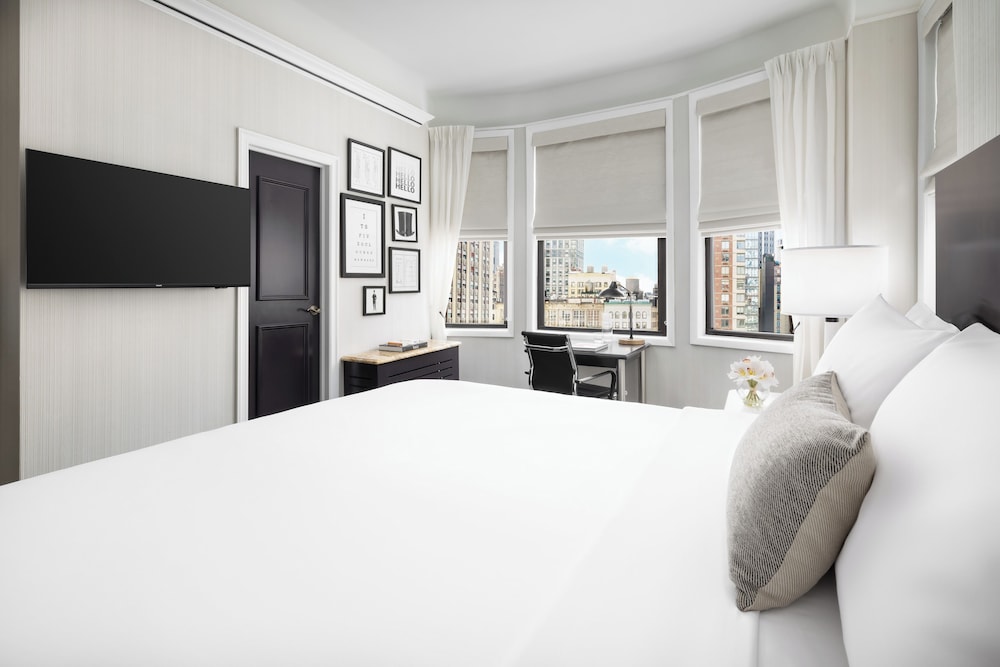 Standard Room, 1 King Bed thumbnail 6