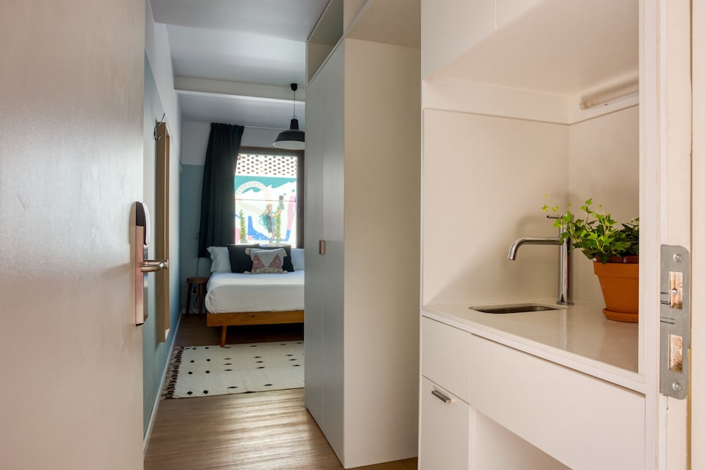Small Room with shared bathroom photo 2