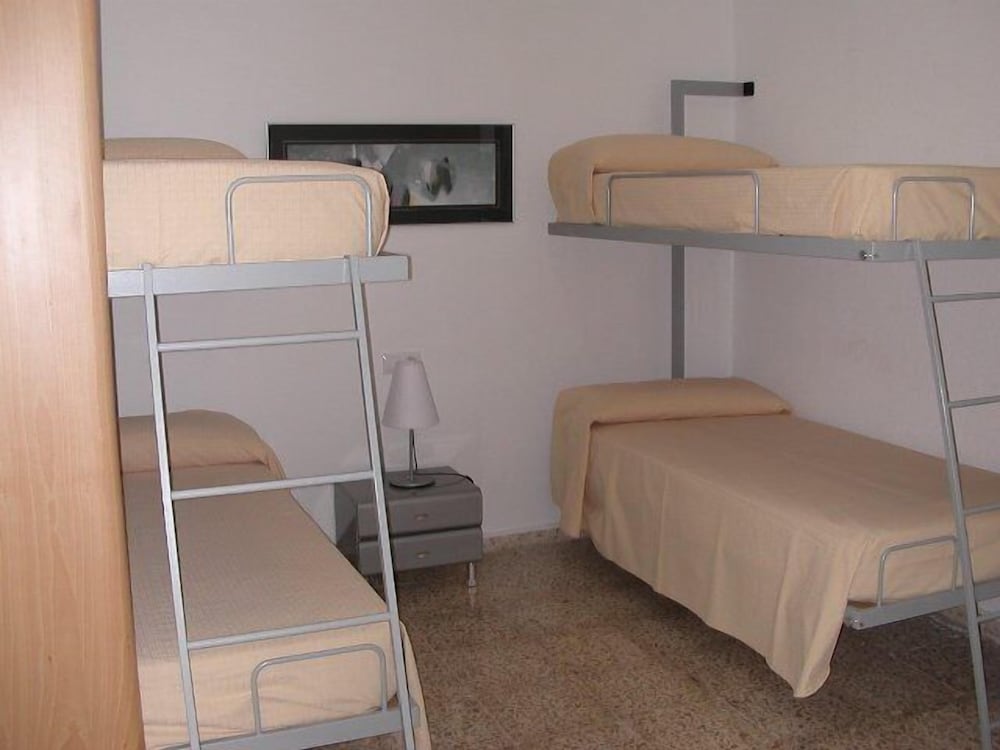 One Bed in a Dorm Room  with Shared Bathroom photo 2