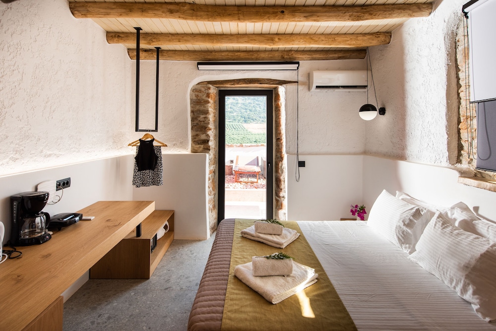 Rock & Roll Suite With Private Pool & Jacuzzi photo 2