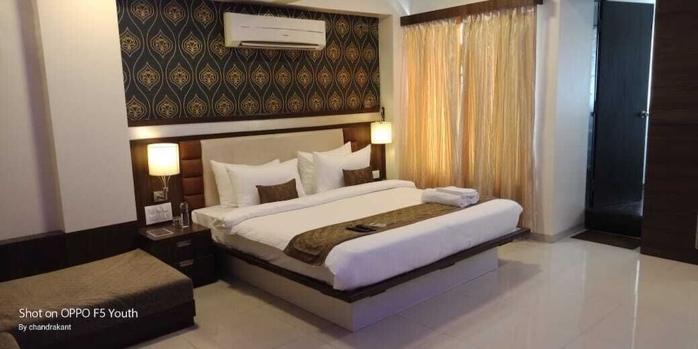 Suite Room - Photo 17